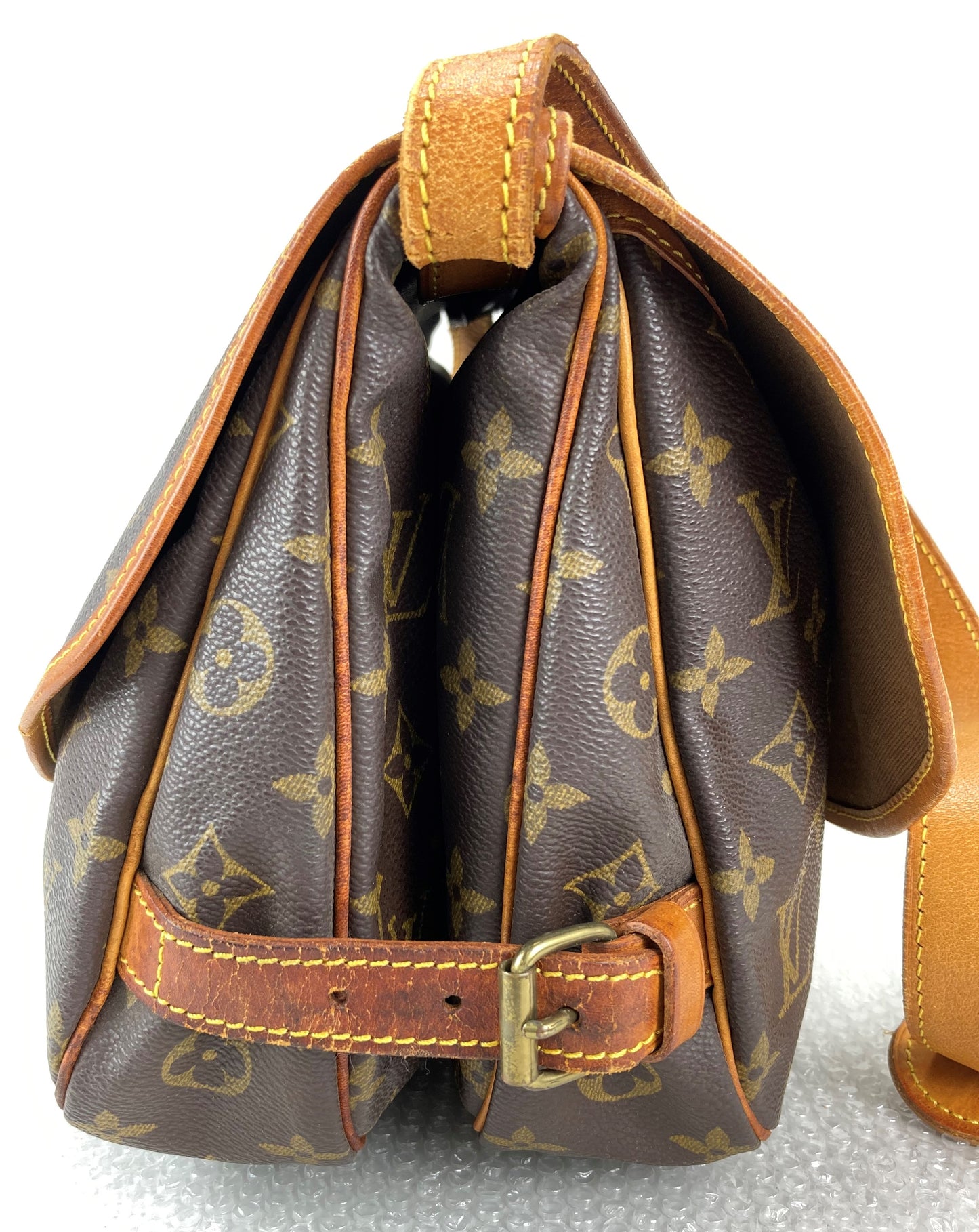 100 % Authentic Louis Vuitton Saumur 30 M42256 (used)432-55