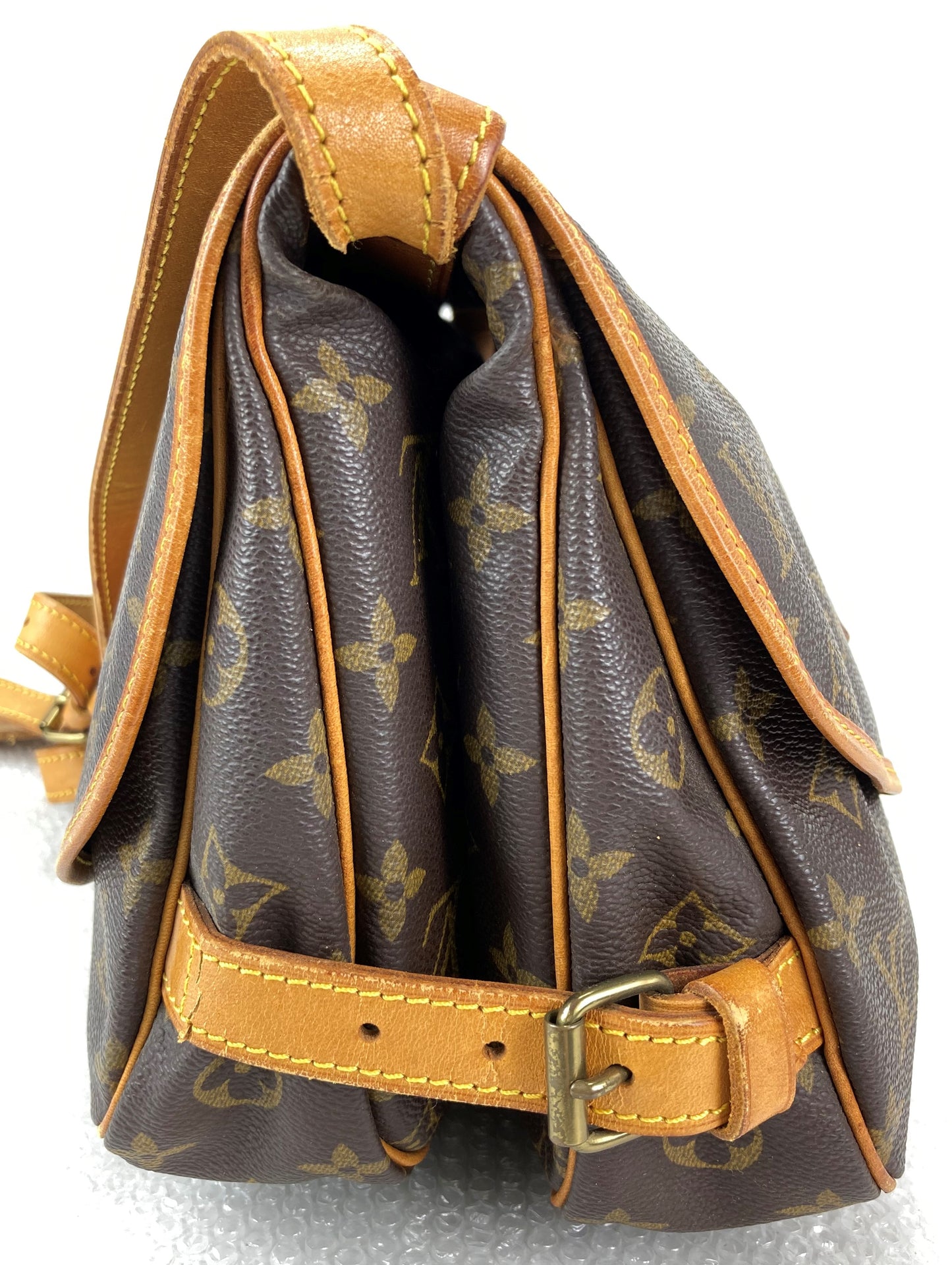 100 % Authentic Louis Vuitton Saumur 30 M42256 (used)432-55