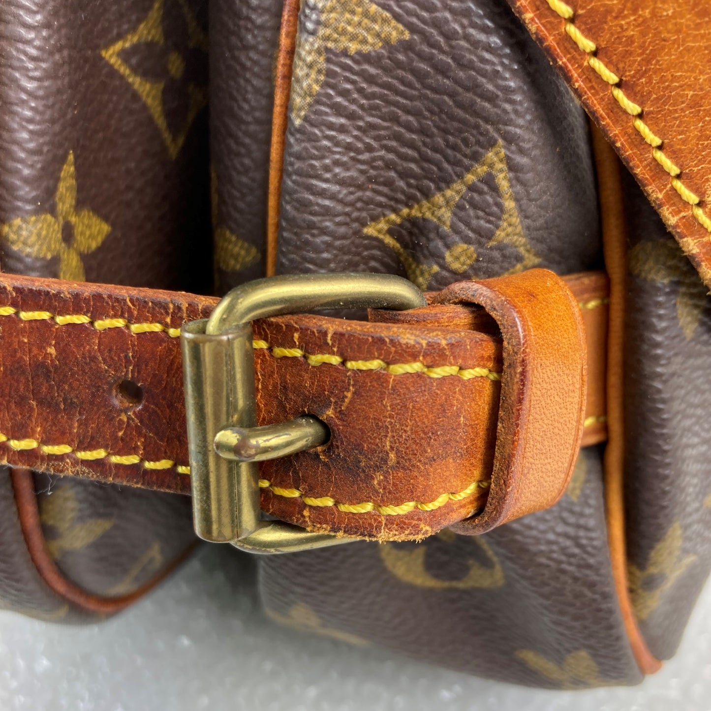 100 % Authentic Louis Vuitton Saumur 30 M42256 (used)432-55