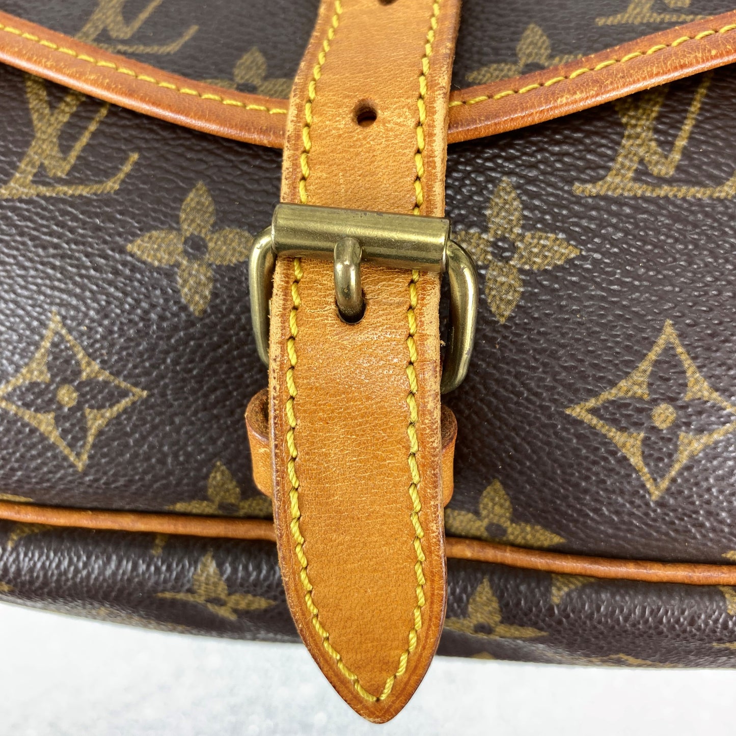 100 % Authentic Louis Vuitton Saumur 30 M42256 (used)432-55