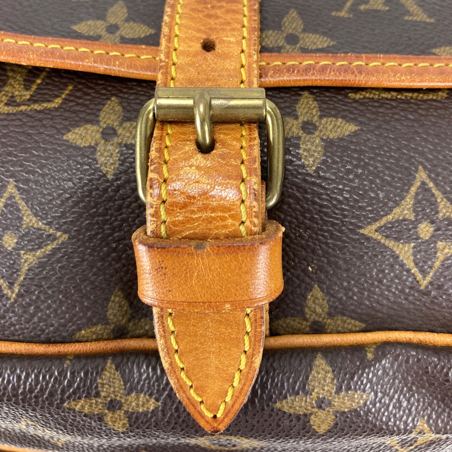 100 % Authentic Louis Vuitton Saumur 30 M42256 (used)432-55