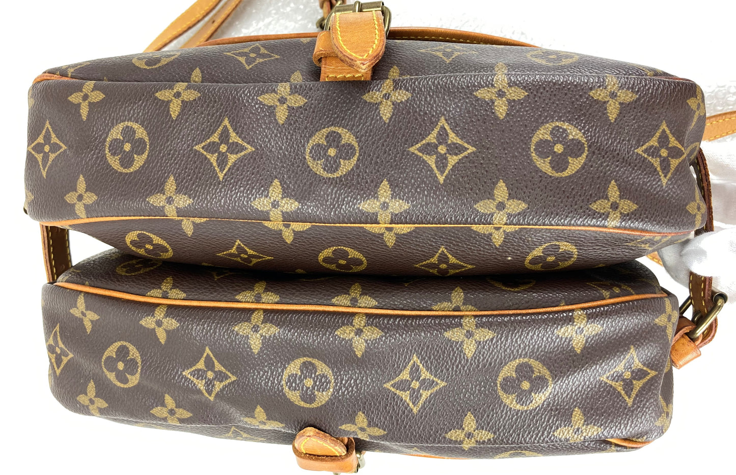 100 % Authentic Louis Vuitton Saumur 30 M42256 (used)432-55