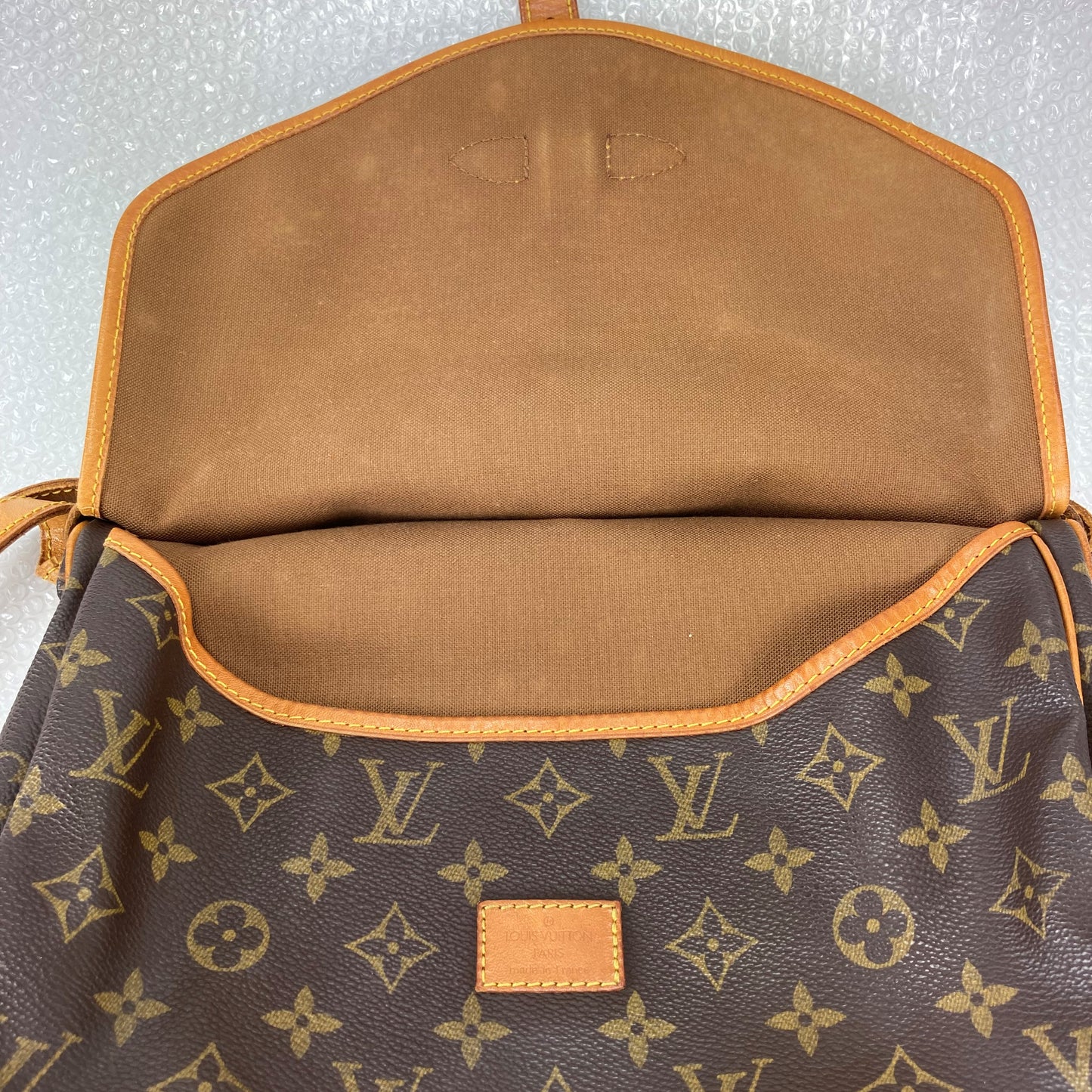 100 % Authentic Louis Vuitton Saumur 30 M42256 (used)432-55