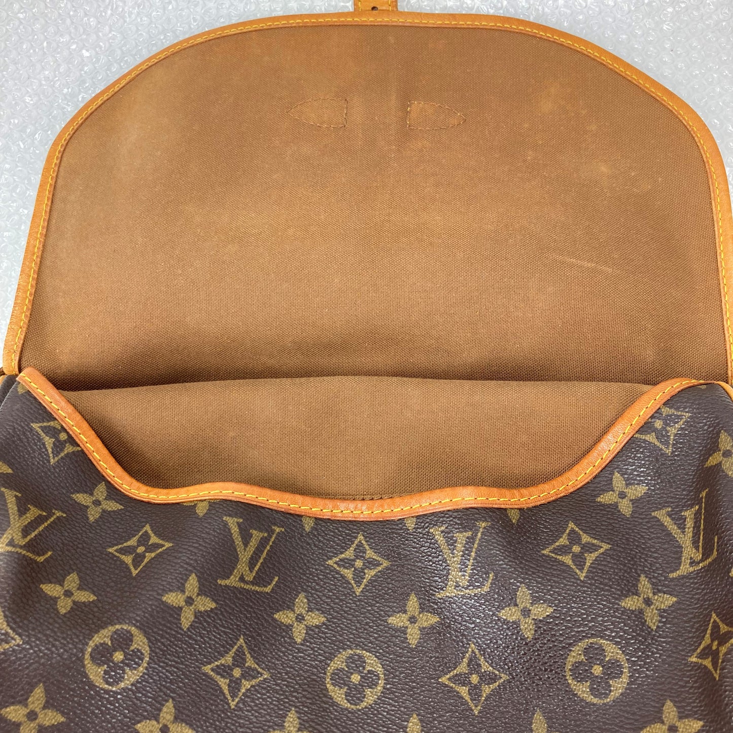 100 % Authentic Louis Vuitton Saumur 30 M42256 (used)432-55