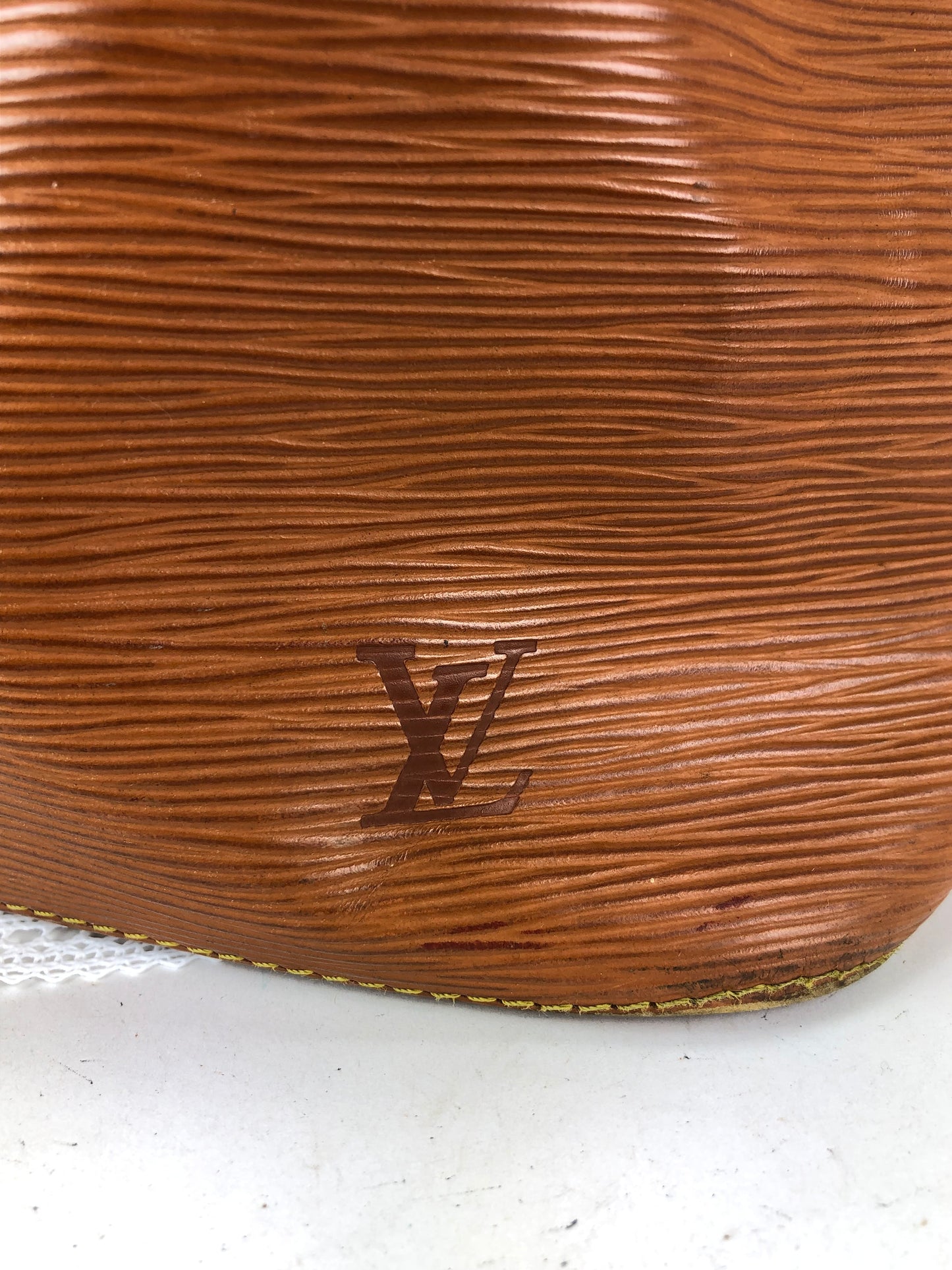 100 % Authentic Louis Vuitton epi Petit Noe  M44103 (USED) 217-33