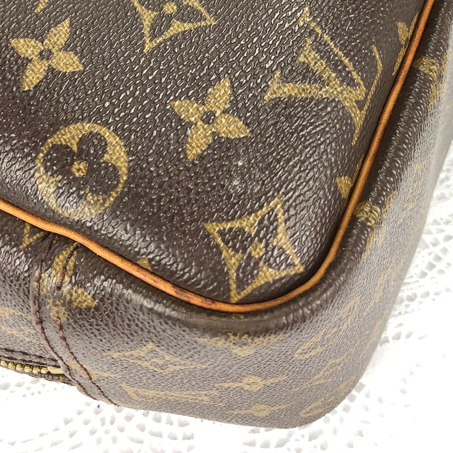 100 % Authentic Louis Vuitton Deauville M47270 (USED) 199-22