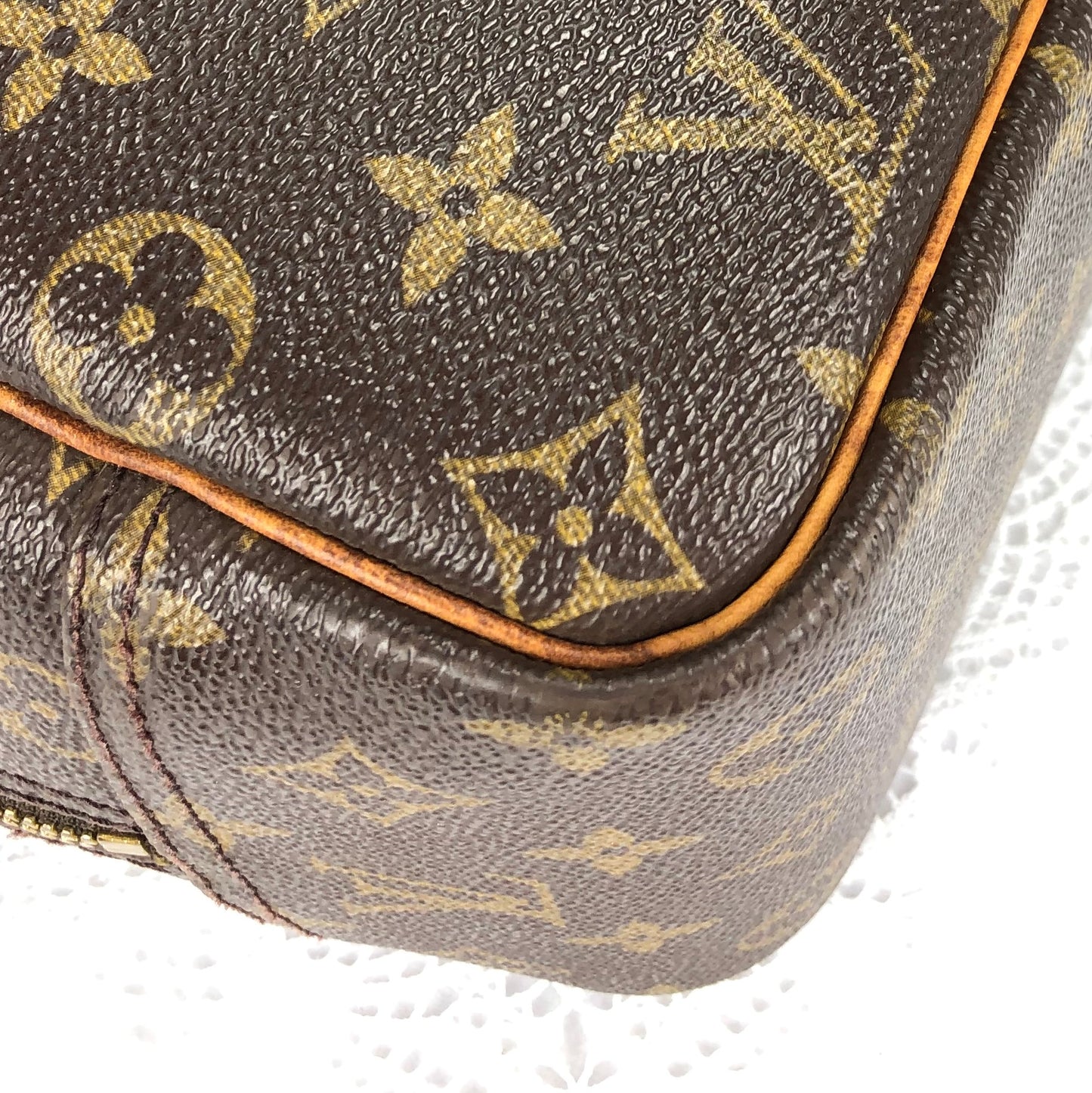 100 % Authentic Louis Vuitton Deauville M47270 (USED) 199-22