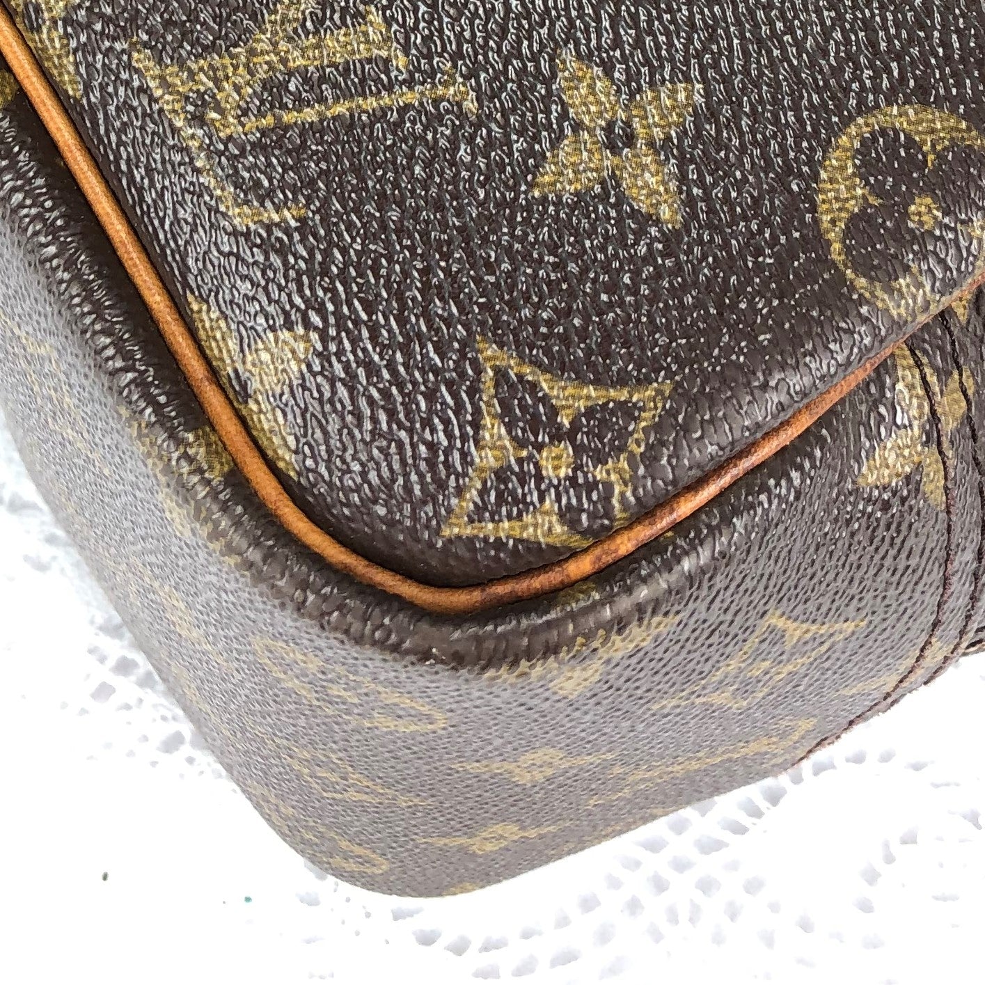 100 % Authentic Louis Vuitton Deauville M47270 (USED) 199-22