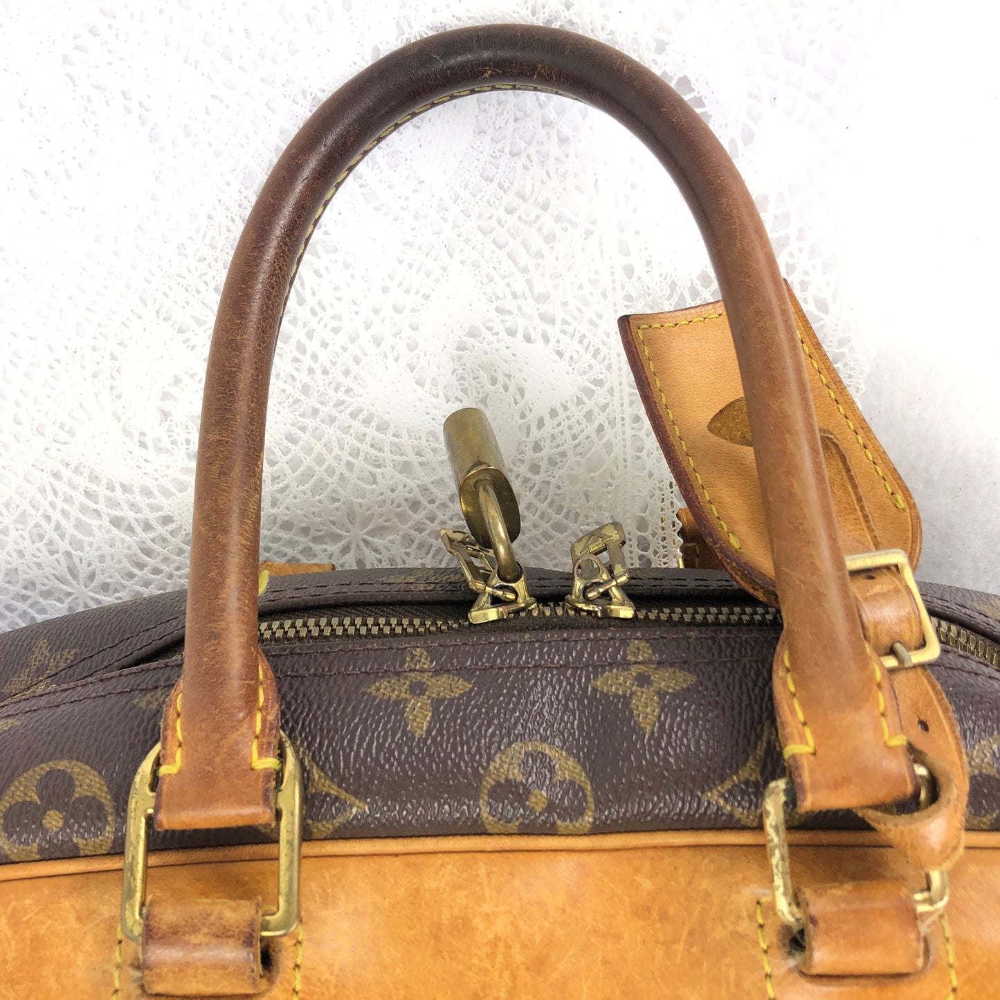 100 % Authentic Louis Vuitton Deauville M47270 (USED) 199-22