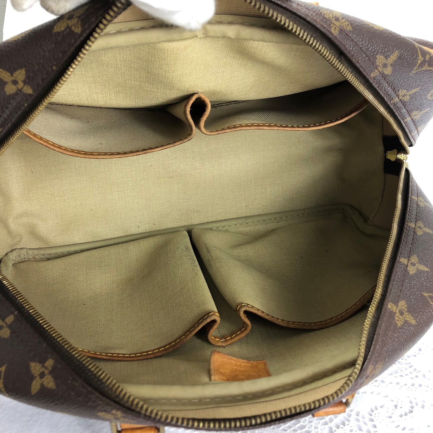 100 % Authentic Louis Vuitton Deauville M47270 (USED) 199-22