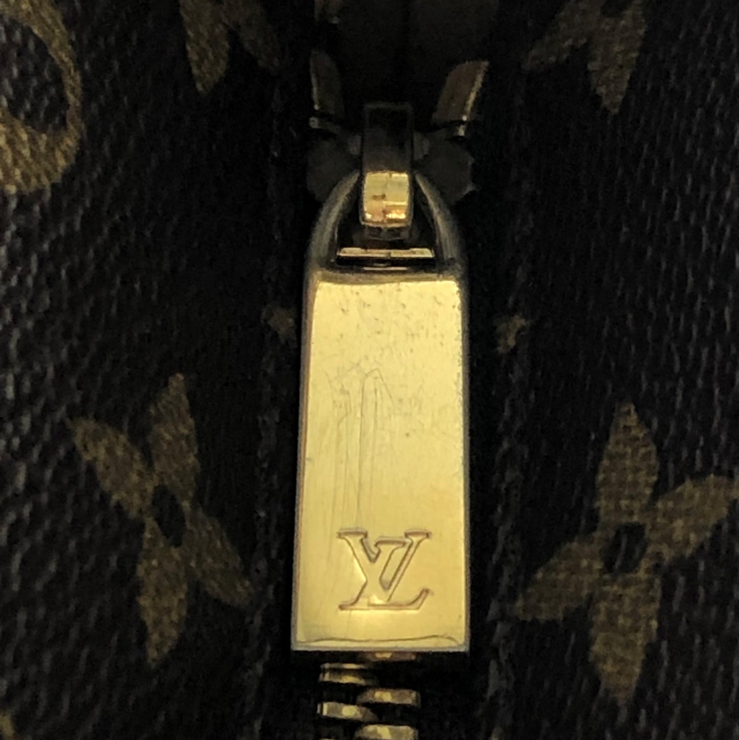 100 % Authentic Louis Vuitton Luco M51155 (USED) 337-44