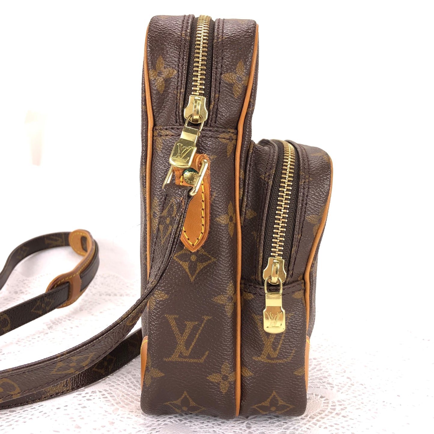 100 % Authentic Louis Vuitton  Shoulder Bag Cross Body Amazone M45236 511-77(used)