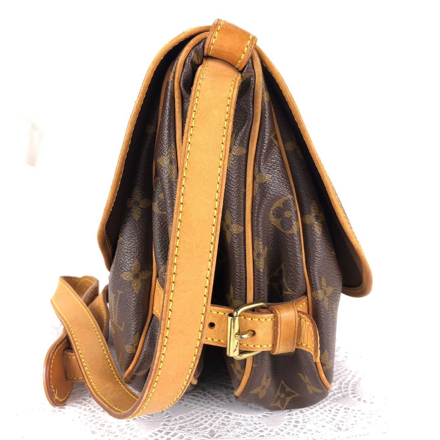 100 % Authentic Louis Vuitton Saumur 30 Crossbody Shoulder Bag M42256 (used)512-77