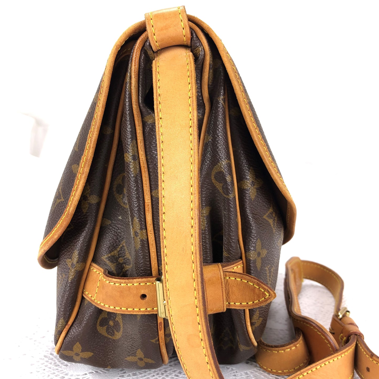 100 % Authentic Louis Vuitton Saumur 30 Crossbody Shoulder Bag M42256 (used)512-77