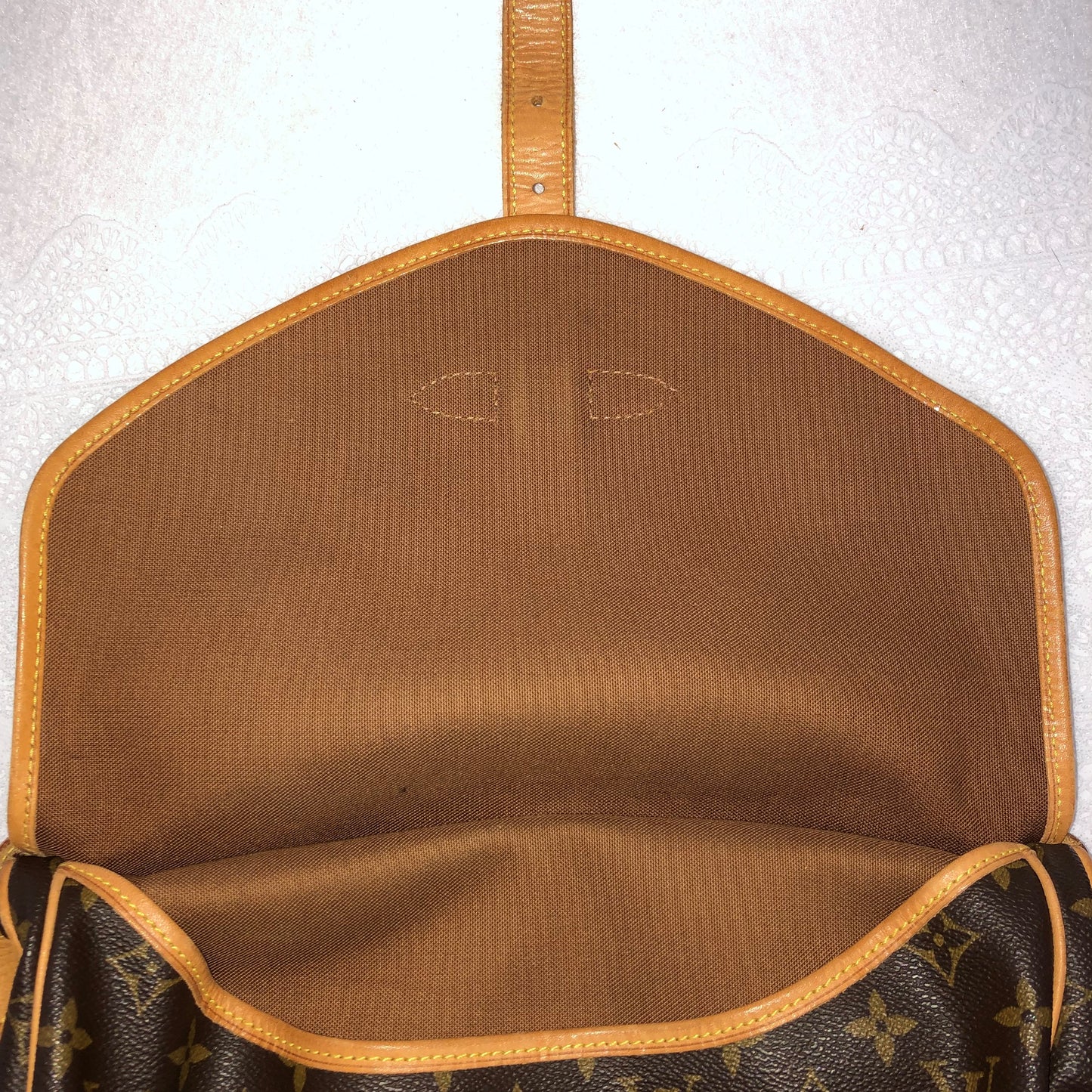 100 % Authentic Louis Vuitton Saumur 30 Crossbody Shoulder Bag M42256 (used)512-77